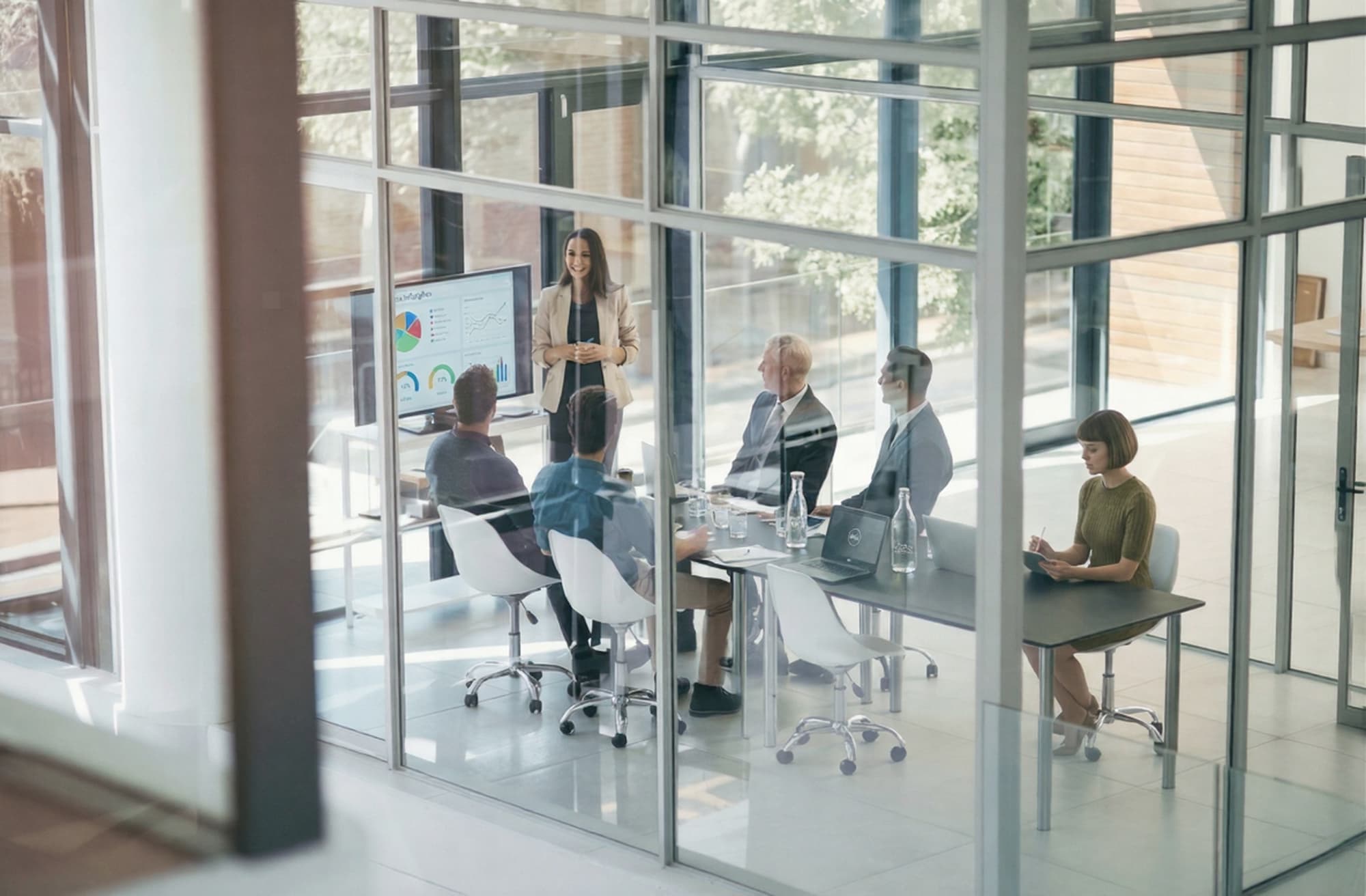 Dirigeant de TPE-PME dans son commerce